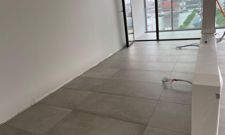 Appartement met zicht op het MAS - Cementsluier verwijdering keramische vloer
