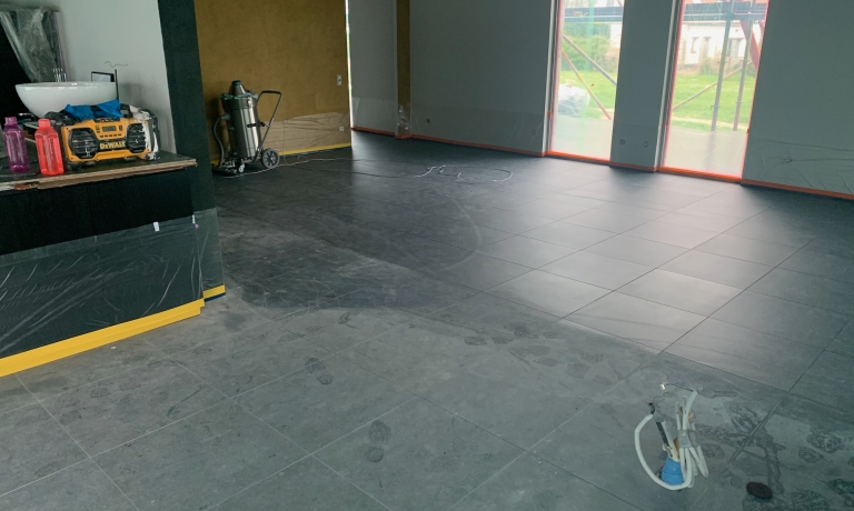 Woning - Cementsluier verwijdering keramische vloer