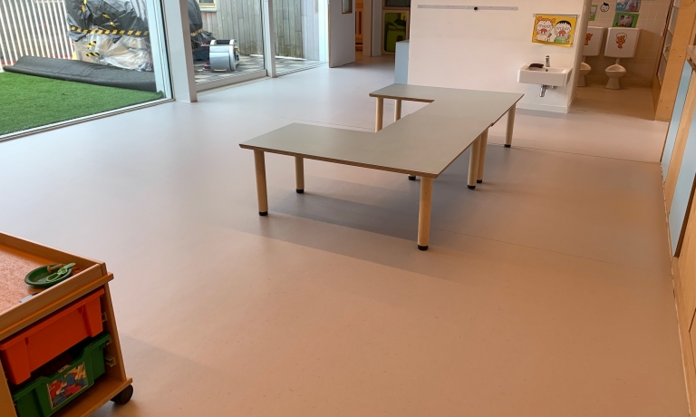 Kinderdagverblijf Pluchke - eerste reiniging linoleum