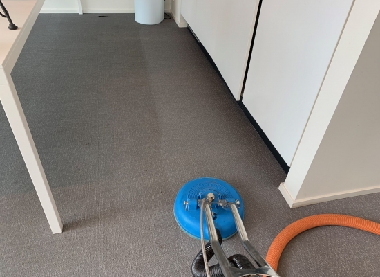 Woven vinyl tijdens dieptereiniging
