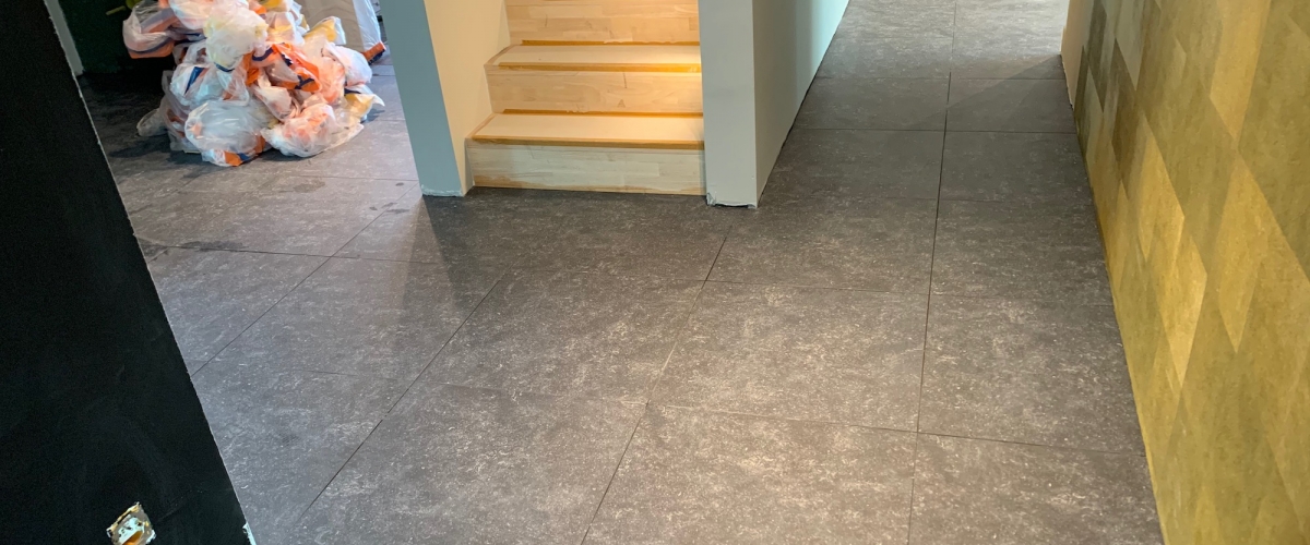 Keramische vloer na cementsluier verwijdering