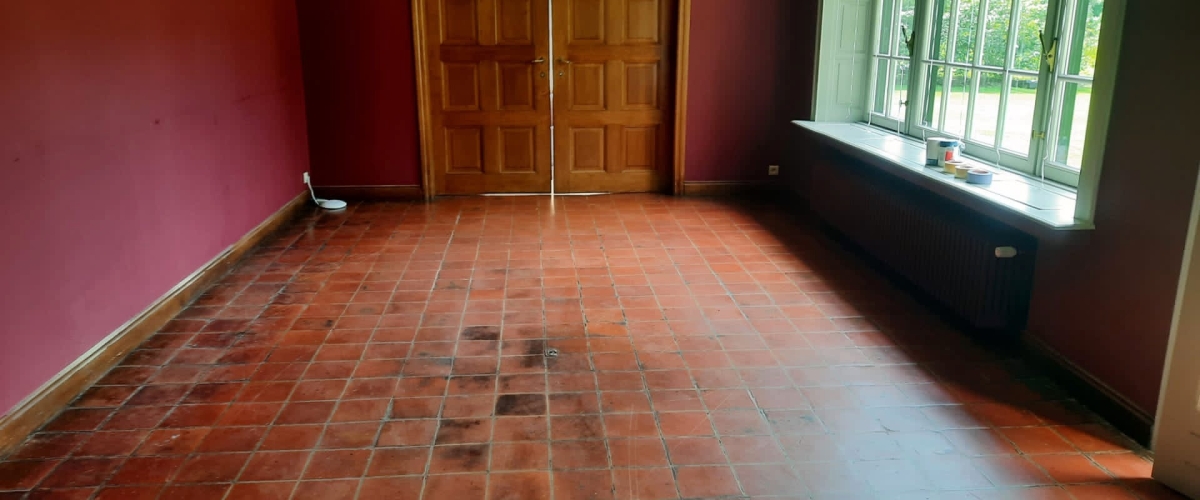 Terracotta vloer voor renovatiebehandeling