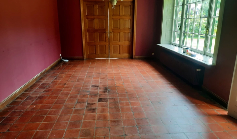 Oude terracotta vloer voor renovatiebehandeling